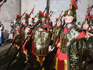 Setmana Santa 2024 a Girona. Sortida dels Manaies per lliurar el Pen&oacute;