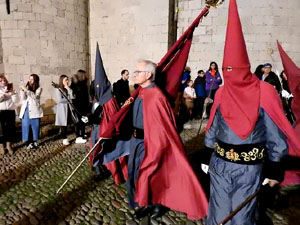 Setmana Santa 2024 a Girona. Sortida dels Manaies per lliurar el Pen&oacute;