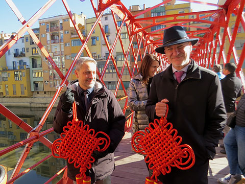 Acompanyament de l'encap&ccedil;alament de la cercavila al pont de les Peixateries Velles