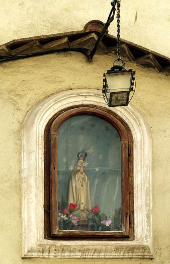 Imatge de la Mare de Déu de Fàtima, dins una fornícula del carrer de les Ballesteries, núm. 15. 2006