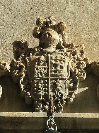 Escut de les famílies Burgès, Font i Corominas damunt la font pública