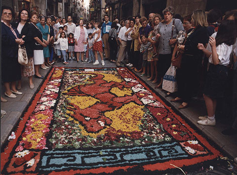 Elaboració d'una catifa de Corpus al carrer de les Ballesteries. 1994