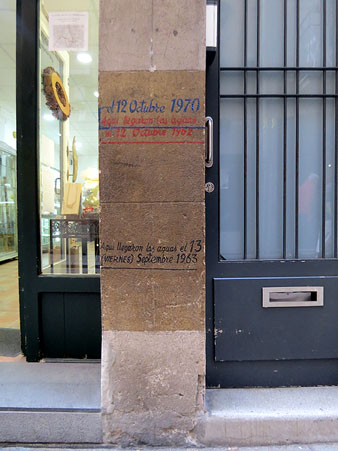 Marques dels aiguats al carrer de les Ballesteries