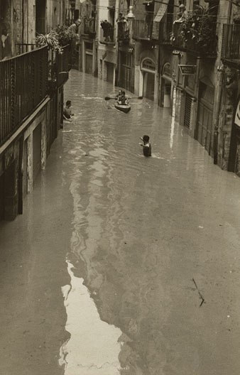 Inundació del carrer Ballesteries produïda pel desbordament del riu Onyar. S'hi observa una piragua navegant. 1962