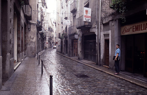 El carrer de la Barca. S'observa el Bar Emilia i la botiga de comestibles S. Riu. 1990