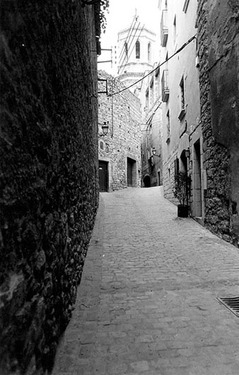 Carrer de Lluís Batlle. Al fons, el carrer de la Claveria. 1985