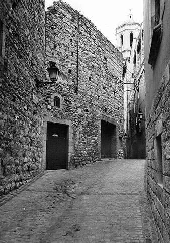El carrer de Batlle i Prats amb el campanar de la Catedral al fons. 1989