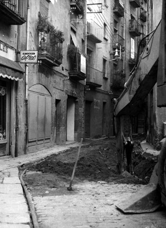 Obres d'urbanitzaci&oacute; del carrer Calderers. 1977