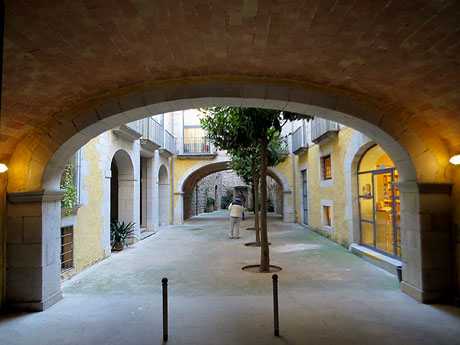 La Casa Salieti, o Casa Audouard, casal del segle XIV reformat per Rafel Masó
