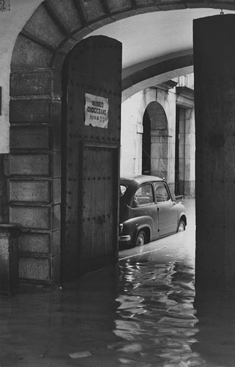 Inundació de la Casa Carles, seu del Museu Diocesà fins el 1974, pel desbordament del riu Onyar. 1962