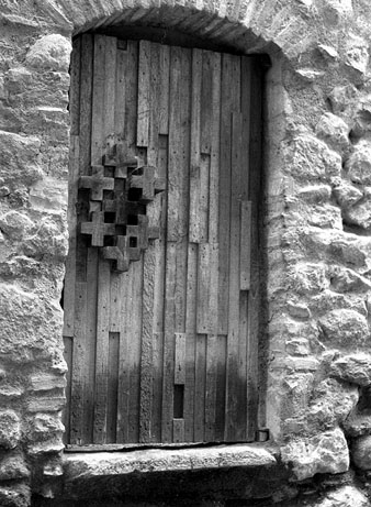 Porta escultòtica al carrer de Lluís Batlle i Prats. 1983