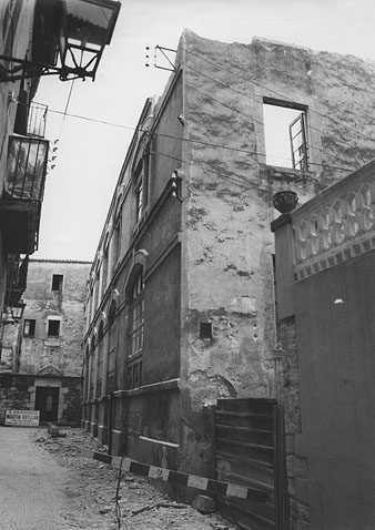 Façana de l'antic col·legi dels Maristes, al carrer de la Claveria, abans de ser enderrocat. 1970