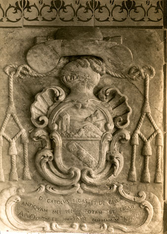 Escut de Carles Regàs i de Cella, 1748. Pati interior de l'antiga Casa de la Caritat, posteriorment Centre d'Acolliment i Serveis Socials de la Sopa, al carrer Claveria. 1919