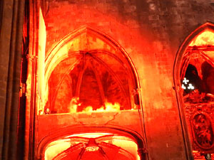 Representaci&oacute; de la Consueta de Sant Jordi cavaller a la nau g&ograve;tica de la Catedral