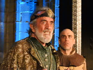 Representaci&oacute; de la Consueta de Sant Jordi cavaller a la nau g&ograve;tica de la Catedral