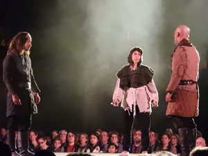 Representaci&oacute; de la Consueta de Sant Jordi cavaller a la nau g&ograve;tica de la Catedral