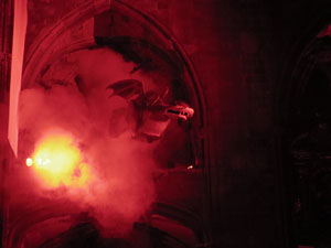 Representaci&oacute; de la Consueta de Sant Jordi cavaller a la nau g&ograve;tica de la Catedral