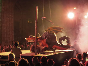 Representaci&oacute; de la Consueta de Sant Jordi cavaller a la nau g&ograve;tica de la Catedral