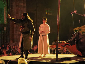 Representaci&oacute; de la Consueta de Sant Jordi cavaller a la nau g&ograve;tica de la Catedral