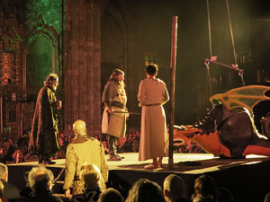 Representaci&oacute; de la Consueta de Sant Jordi cavaller a la nau g&ograve;tica de la Catedral