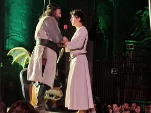 Representaci&oacute; de la Consueta de Sant Jordi cavaller a la nau g&ograve;tica de la Catedral