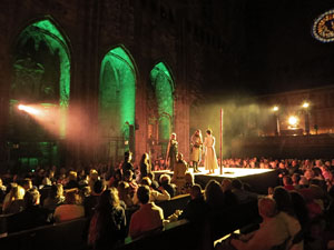 Representaci&oacute; de la Consueta de Sant Jordi cavaller a la nau g&ograve;tica de la Catedral