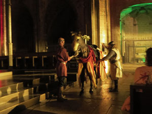 Representaci&oacute; de la Consueta de Sant Jordi cavaller a la nau g&ograve;tica de la Catedral