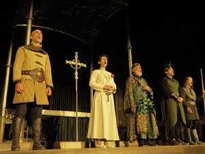 Representaci&oacute; de la Consueta de Sant Jordi cavaller a la nau g&ograve;tica de la Catedral