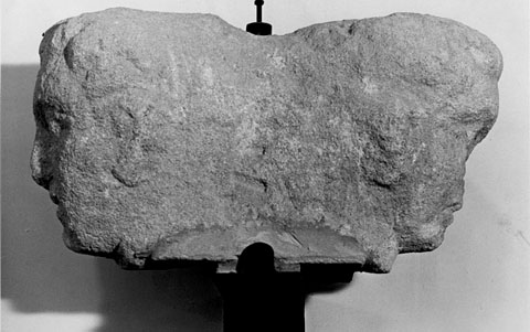 Fragment escult&ograve;ric rom&agrave; trobat l'any 1857 a l'enderrocar la torre romana de la Pla&ccedil;a del Correu Vell. Actualment, al Museu Arqueol&ograve;gic de Girona. 1986