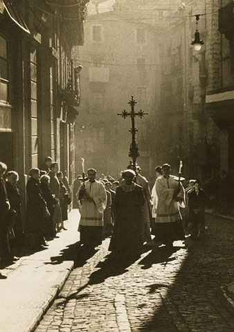 Process&oacute; al seu pas per la pla&ccedil;a del correu Vell. El seguici es dirigeix al carrer de la For&ccedil;a. 1950