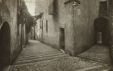 Cantonada de la Pujada de la Mare de Déu de la Pera amb el carrer de Cúndaro (a la dreta). 1911-1931