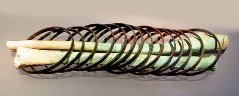 Avantbraç amb braçalets. Ossos humans / bronze. Edat del Ferro, colonitzacions segles VI-V aC. Empúries, L'Escala