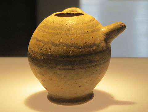 Biberó. Cerà:mica. Edat del Ferro, colonitzacions segle VI aC. Empúries, L'Escala. Origen: possiblement Àsia Menor