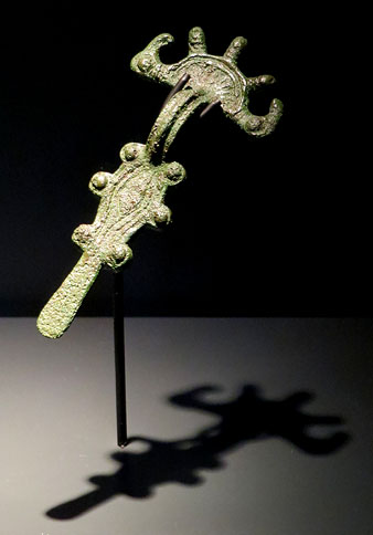 Fíbula d'arc. Bronze. Antiguitat tardana, visigòtic, segle VI dC. Necròpolis del Pla de l'Horta, Sarrià de Ter