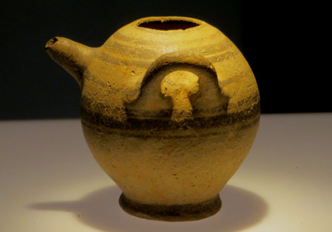 Biberó. Cerà:mica. Edat del Ferro, colonitzacions segle VI aC. Empúries, L'Escala. Origen: possiblement Àsia Menor