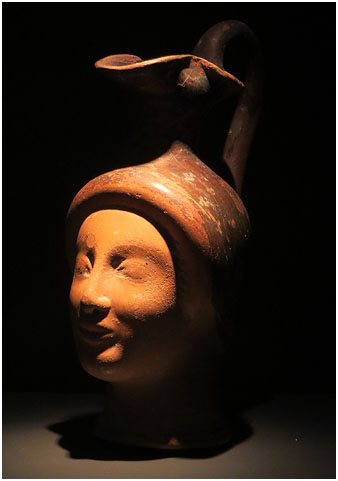 Enòcoa. Cerà:mica àtica de figures roges. Edat del Ferro, colonització del segle V aC. Empúries, L'Escala