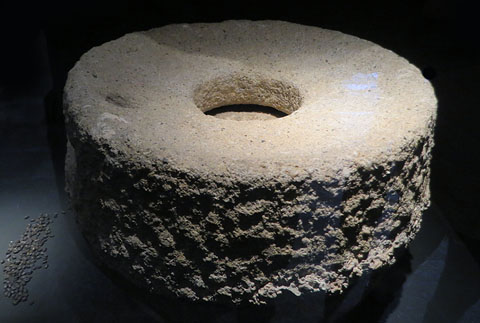 Molí rotatori. Gres. 
Època romana, segle II aC. Illa Pedrosa, L'Estartit, Torroella de Montgrí