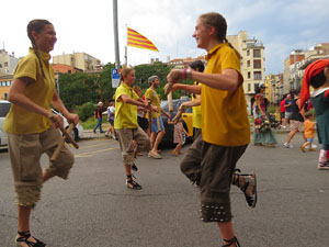 Cercavila de la Flama del Canig&oacute; 2025 fins la pla&ccedil;a del Vi