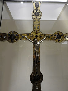 Creu Processional 'de les Confraries'. Girona, segle XIV- Plata, esmalts, pedres, vidres i fusta