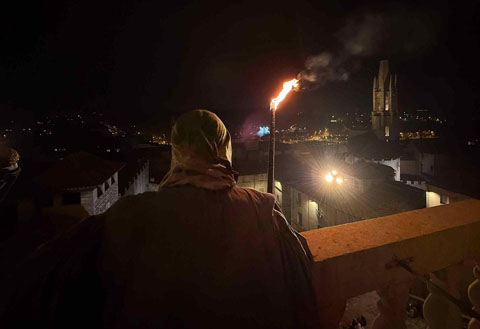 La Bruixa de la Catedral contemplant la ciutat des del campanar de la Catedral