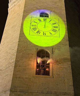 La Bruixa de la Catedral celebrant l'arribada del nou any des del campanar
