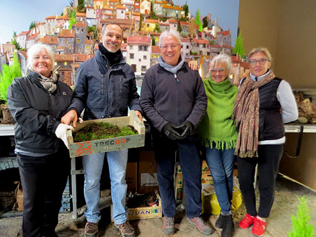 Nadal 2024 a Girona. Construcci&oacute; del pessebre de l'Ajuntament