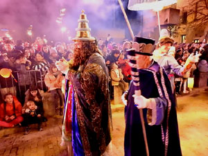 Reis 2025. Arribada dels Reis a la pla&ccedil;a de l'U d'octubre de 2017