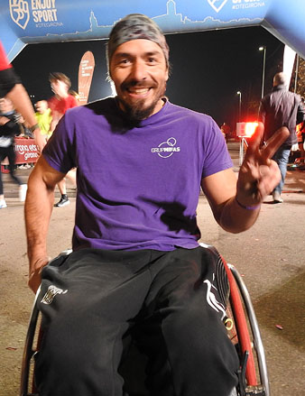 Primer corredor en categoria cadira de rodes en arribar a la meta