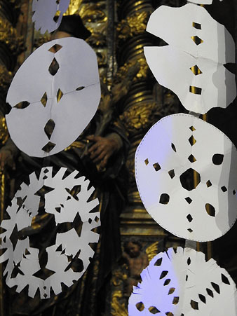 La nau g&ograve;tica de la Catedral decorada amb neules