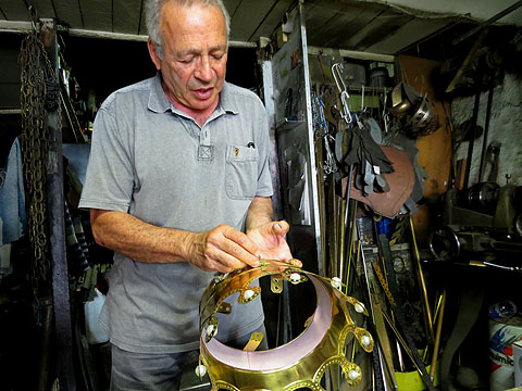 Ramon Boix al seu taller amb una corona de gegants. 2017