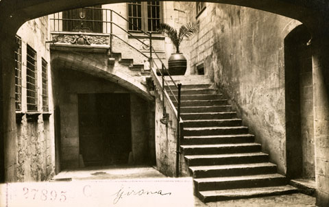 Pati interior i escales de pedra de la Casa Sambola, també coneguda com a Pla Dalmau. 1919