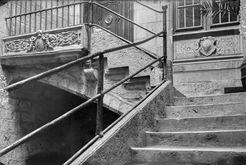 Escales de pedra de la Casa Sambola, també coneguda com a Pla Dalmau. 1919