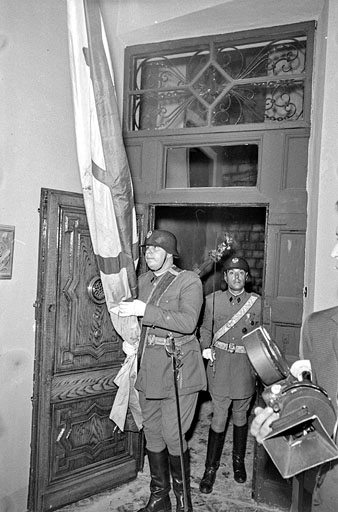 Actes de commemoració del 150è aniversari dels Setges a Girona de 1808-1809a. Soldats amb la bandera d'Ultònia arribant a la inauguració de l'exposició a la casa Sambola. 1959