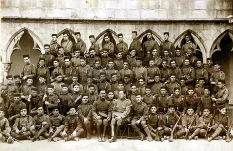El regiment &Agrave;sia al claustre de Sant Dom&egrave;nec. 1919